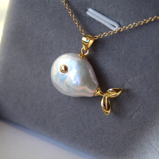 Shiyihuakai childhood natural baroque aurora button pearl fish pendant s925 sterling silver necklace has whales every year mini fish pendant + imported 14k gold-filled necklace (