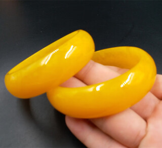 Only one pair of high-end and exquisite new fluorescent beeswax bracelets, chicken fat yellow beeswax widened bracelet, old beeswax bracelet, inner diameter about 60*62 mm