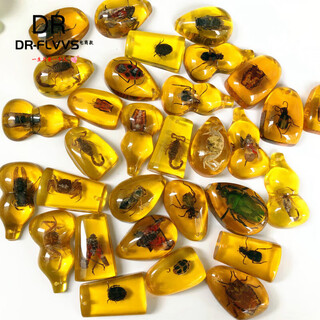 Dl 1998 valentine's day gift for fat donglai, the same amber insect specimen pendant made of blind box resin glue ornaments, a small gold amber crab