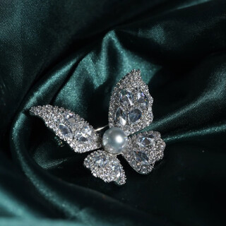 Woug shijia pearl butterfly brooch women's corsage pin temperament coat small fragrance style high-end exquisite white pearl style