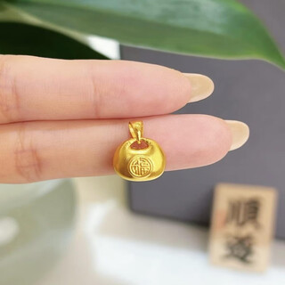 Quamer old phoenix gold store treasure girl four-leaf clover pendant female niche feeling light luxury 18k gold color fortune pendant pendant little fat fortune (gift box)