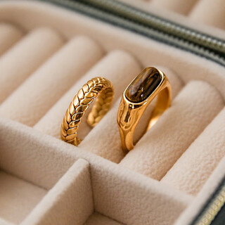 The library selects high-end european and american retro 18k gold-plated natural tiger eye stone saddle rings for women with stacked wheat ear rings. the inner diameter of the tiger eye stone saddle rings is 1.65 cm.