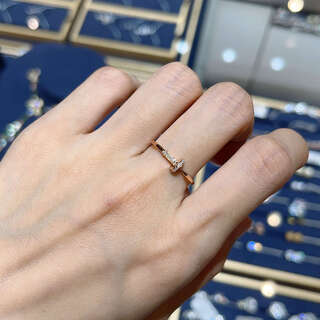 Sen uses 18k gold, rose gold, platinum nails, diamond rings, diamond rings, rows of rings for women, stacked rings, full of diamonds and group settings as a gift to his girlfriend.