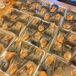 Baichan large size 10 pieces of dried fresh salmon tail pet snacks for dogs to grind their teeth, clean their teeth and supplement calcium to reward beautiful and shiny hair. 20 pieces of large fish tail (independent vacuum packaging)