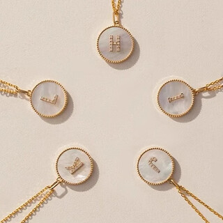 Juke ma junyan's same letter necklace round plate plated 18k gold mother-of-pearl pendant high-end gift jewelry clavicle chain y glossy version