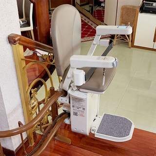 Household chair elevator, the elderly can sit on the stair climber, barrier-free stair lift chair, an artifact for traveling up and down the stairs. intention money