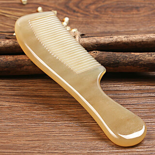 Fat donglai dl is all for the common people. net ox horn comb, natural large anti-electricity hair loss hair comb, massages and combs white hair. it can be used with peace of mind. 18cm yellow ox horn comb.