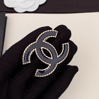 Guran 12024 light luxury and high-end brooch new brooch love pearl leather inlaid with diamond letters classic brooch style 1