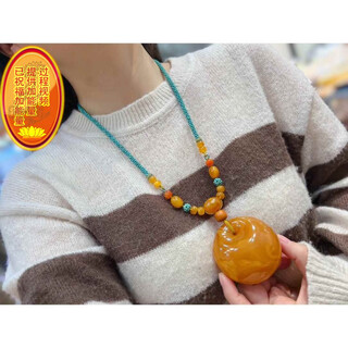 Weici natural russian old flower beeswax safety buckle pendant necklace is round and plump with a total weight of 19 grams and a turquoise chain fj no. 67 with a weight of 60 grams dy