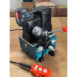 Qq700 small electric hydraulic oil pump ultra-high pressure electric pump solenoid valve with foot pedal hydraulic press hydraulic press rechargeable 3l three-circuit hand press model with 6.0v battery