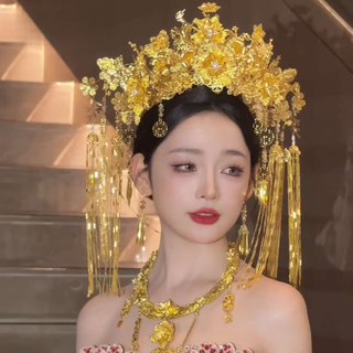 Sen uses golden luxurious flowers with the word 