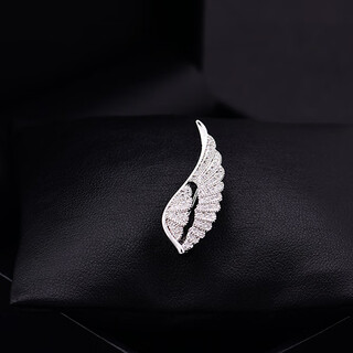 Chishe simple and versatile design, compact and versatile, fixed anti-exposure buckle, exquisite wings, small brooch, suit collar accessories, silver