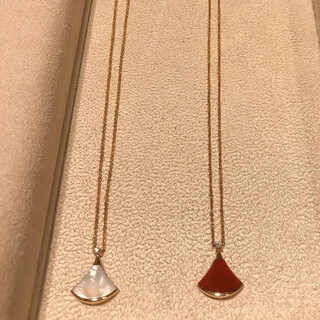 Oein2025 new 18k gold small fan necklace women's fan-shaped rose gold small skirt carnelian pendant clavicle chain small fan inlaid with white mother-of-pearl