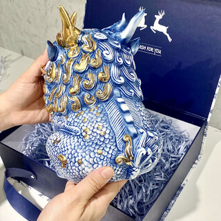 Kitchen tea pet ornaments to attract wealth, creative tea table, tea tray, tea accessories, can be raised, gold-painted pixiu, gift box