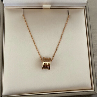 Qianjun spring necklace women's 18k rose gold black ceramic white ceramic couple pendant little red man clavicle chain rose gold spring