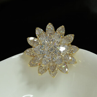 Quamer gold store brand autumn and winter high-end three-dimensional sparkling crystal flower brooch for women, japanese and korean versatile corsage, gold flash high-end