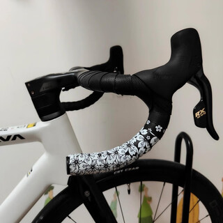 Qiyaobang sakura road handlebar with pink handlebar wrapping bandage anti-slip shock absorbing wear-resistant bicycle bend handle glue strap black bottom cherry blossom (two rolls + handlebar blocking + sealing glue)