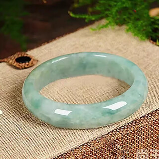 Fat donglai quality hetian jade bracelet emerald color jurchen bracelet fidelity wangfu genuine bracelet pale green stone piaohua 58 suitable for 105-120 jin jin equals 0.5 kg