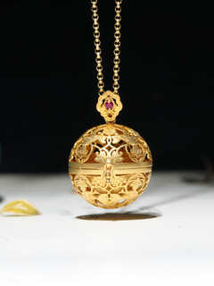 Chi xing 18k gold ancient gold sachet pendant grape flower and bird pattern sachet ball yang guifei national style 22mm xiangyun gem hollow 7.96g