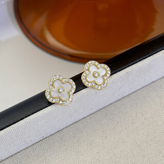 Flashing light luxury four-leaf clover earrings for women new niche design earrings birthday gift light luxury rhinestone four-leaf clover white sterling silver earrings
