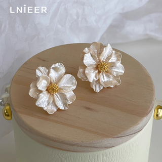 Lnieers925 silver needle camellia earrings for women 2025 new style versatile light luxury niche high-end earrings autumn and winter earrings camellia earrings s925 silver needle