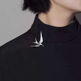 Woug dayan flying south swallow brooch women's niche design exquisite and unique light luxury brooch autumn dayan flying south brooch