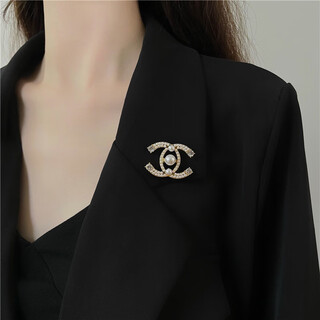 Lzjv korean light luxury temperament small fragrance style letter pearl brooch for women exquisite high-end fashion suit sweater accessories diamond-studded pearl double c brooch