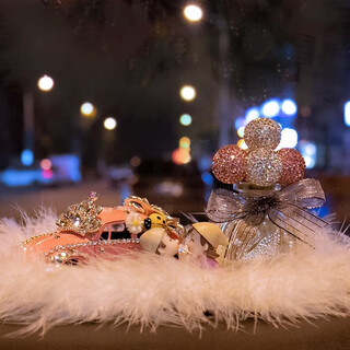 Huayuye is suitable for mercedes-benz and bmw car interior decorations, goddess style aromatherapy center console, internet celebrity car perfume for women, diamond pollen car + pink and white diamond ball goose bottle + couple + large