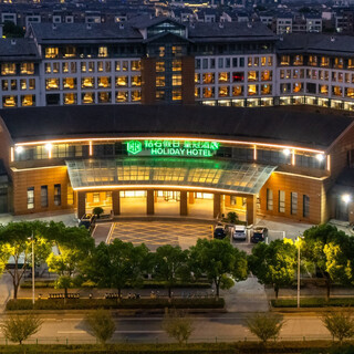 Diamond holiday crown hotel