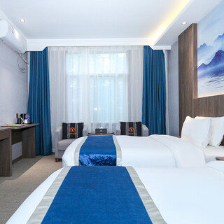 Elegant twin room (free parking + 2 bottles of free mineral water)