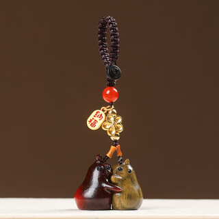 Jewelry craftsman sandalwood separate keychain pendant christmas gift mobile phone chain pendant for men and women couples cute and exquisite hug pear keychain style