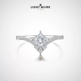 Small white light (light mark) lightmark small white light 18k gold diamond ring v-shaped arm princess diamond f-g color_si clarity zjrw001414 main diamond 50 points