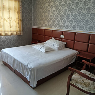 Deluxe double room, private bathroom, free wife, free parking, washing machine provided