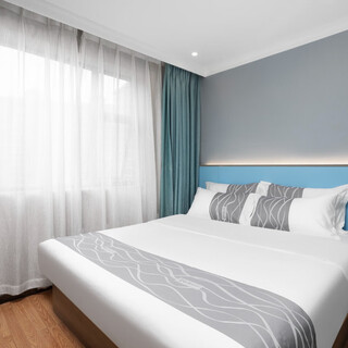 Elegant double room (busy street view-self-service laundry)