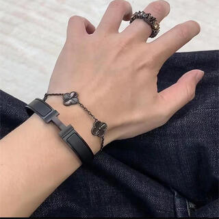 Shengbei high version four-leaf clover five-flower bracelet plated with 18k gold black samurai laser white mother-of-pearl agate diamond light luxury black samurai