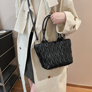 Sensational pleated small bag women's 2024 new popular versatile crossbody bag fashionable casual portable bucket bag black