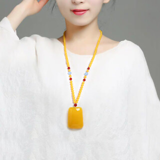 Fat donglai quality beeswax pendant, maitreya laughing buddha amber sweater chain, yellow peony flower, ping an wu shi brand beeswax ping an wu shi brand pendant + bead chain + certificate