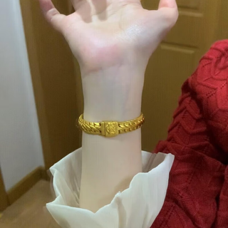 Menbin lao phoenix 999 pure gold three-horse whip bracelet is exquisite, fashionable and versatile, showing whiteness, high appearance and simple design.