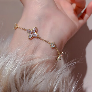 Quamer's beautiful golden color retro temperament socialite april grass bracelet light luxury niche exquisite bracelet clover zircon bracelet