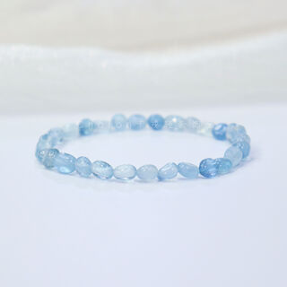 Yibiy natural conformable aquamarine raw stone bracelet irregular sky blue crystal bracelet niche design gift for best friends, sea blue, bead diameter about 4mm, 14cm
