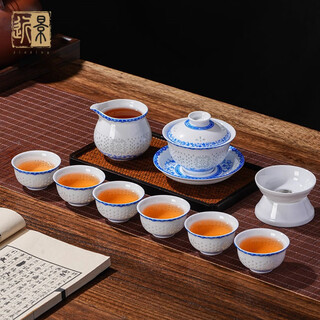 Close-up view of jingdezhen tea set, hand-painted blue and white exquisite and fleeting kung fu tea set, high-end tea making utensils, gift box, sancai covered bowl, exquisite blue and white flowers, fleeting (gift box)