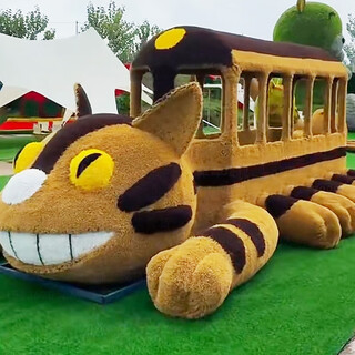 Sheng longjia giant simulated totoro animal cartoon style cute totoro bus green carved straw landscape sculpture flower sea tourism ding nephew