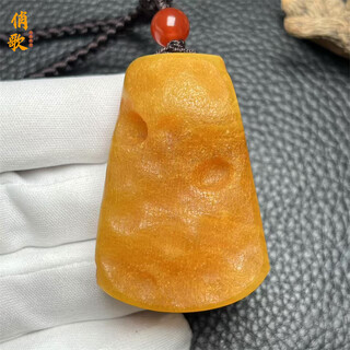 Qiaoge natural beeswax genuine raw stone handpiece russian amber leather square pendant 17.05g there are mineral spots in parts of the product as shown in the picture