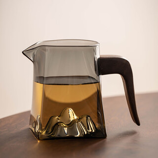 Jinpan glass fair cup, high-end thickened wooden handle, fair cup for tea making, tea water separation, high borosilicate heat-resistant fair cup, square wooden handle fair cup