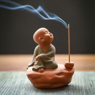 The ancient zen-like purple sand can raise tea pets, the little monk's tea room decorations, the tea table, the little novice monk's incense, the aromatherapy incense burner decorations, the little purple sand monk gives a short-string incense.