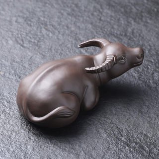 Lucky cat purple clay buffalo tea pet ornament ox turns the world tea play lucky zodiac ox boutique tea table treasure ceramic style purple clay lucky buffalo (black)
