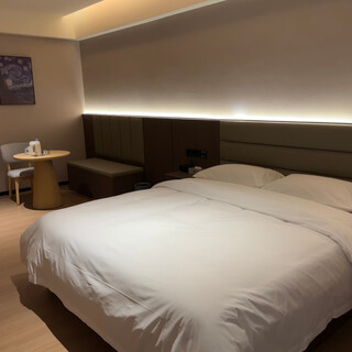 Special offer king bed room (free parking + self-service laundry)