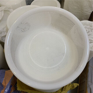 Qinkat thick encrypted round plastic basket drain basket round dense hole sieve vegetable basket fruit basket storage basket large storage basket encrypted 5223 diameter 35cm * height 12cm