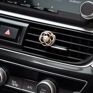 Yusenyi car air outlet perfume clip car aromatherapy car cute bear creative car air conditioner diamond jewelry ornaments black camellia air outlet clip single 1g