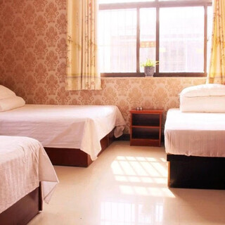 Triple room, private bathroom, free wife, free parking, washing machine provided